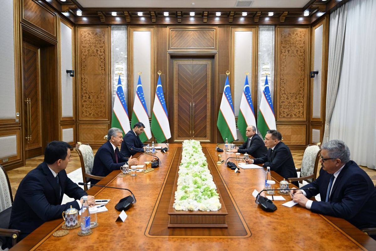 Президент Узбекистана Шавкат Мирзиёев и глава Росатома Алексей Лихачев обсудили развитие сотрудничества в сфере атомной энергетики В Ташкенте генеральный директор госкорпорации и президент Республики говорили о стадиях строительства интегрированной атомной станции в Узбекистане Напомним 27 мая 2024 года были подписаны протокол к межправительственному соглашению от 2018 года распространяющий действие соглашения на сооружение атомной станции малой мощности и соответствующий контракт Алексей Лихачев генеральный директор Росатома Мы движемся высокими темпами и в полном соответствии с графиком Работы на площадке ведутся активно уже в октябре 2025 года началась разработка котлована под первый энергоблок малой мощности Главная задача этого года перейти к заливке бетона в основание фундаментной плиты зданий ядерного острова Принимая во внимание важность соблюдения сроков мы стремимся к тому чтобы начать работы по бетонной подготовке уже этой весной Подписывайтесь на Росатом Оставляйте бусты новость АлексейЛихачев