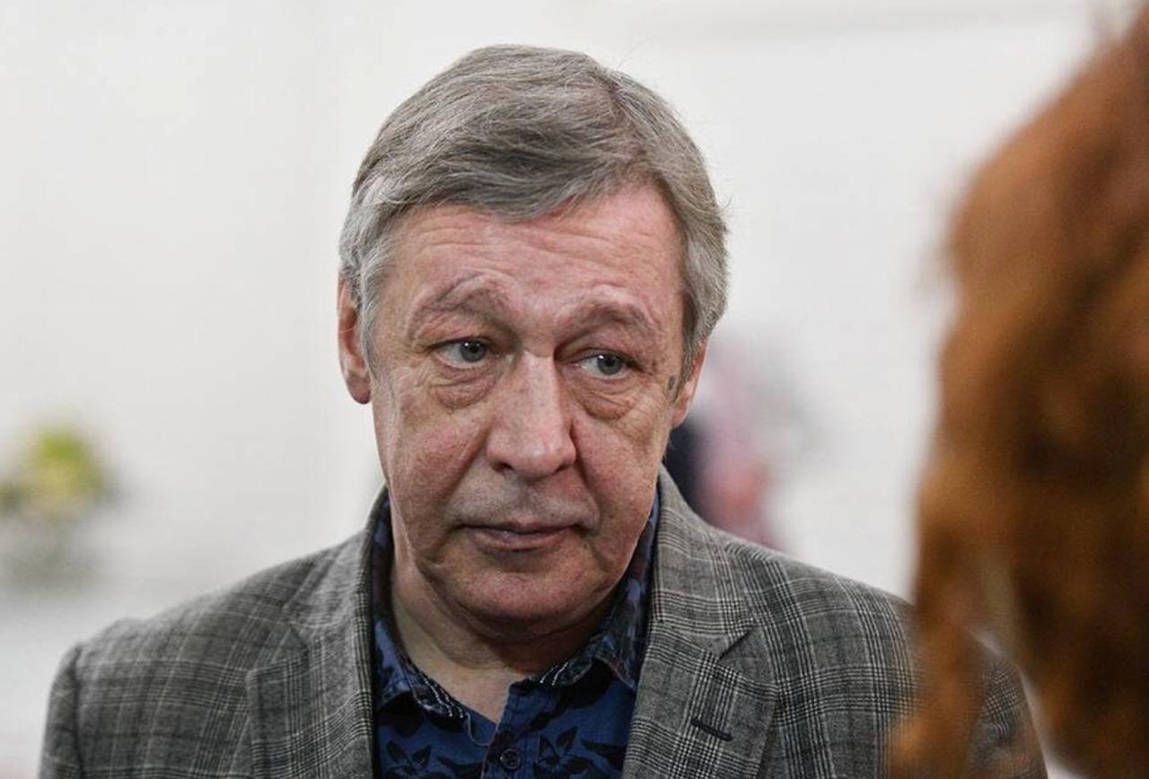 Михаил Ефремов возвращается к кино – сразу на главную роль После выхода из колонии по УДО Михаил Ефремов готовится к возвращению на съемочную площадку, сообщает Mash. Отмечается, что актер подписал контракт на 13 млн рублей и получил аванс около 4 млн. Съемки начнутся в августе 2025 года в Белоруссии, что за фильм – пока неизвестно. До этого времени Ефремову предстоит восстановить здоровье и «встать на ноги» – близкие говорят, что актер сосредоточен именно на этом. В Госдуме положительно оценили возвращение актера на экраны: первый зампред комитета по культуре Елена Драпеко отметила, что Ефремов получил заслуженное наказание и сейчас для него важно вернуться к работе и восстановить себя. А что думаете вы? Будете ждать фильмы с участием Ефремова? Культурненько — подпишись