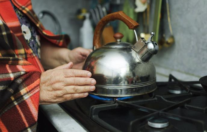 Оптовые цены на газ в России для всех потребителей как для промышленности так и для населения с 1 октября 2026 года будут проиндексированы на 9 6 следует из приказов Федеральной антимонопольной службы ФАС России размещенных на официальном интернет портале правовой информации Кроме того индексация тарифов на транспортировку газа по распределительным газопроводам в 2026 году составит 11 6 в 2027 году 11 1 в 2028 году 7 jkinvest news jkinvest