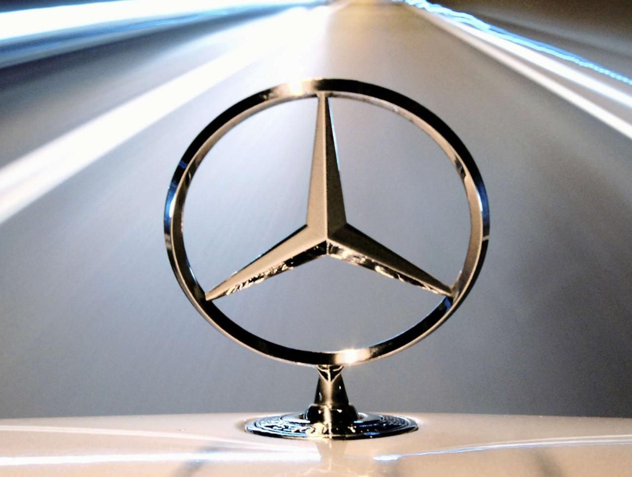 Резкое падение прибыли Mercedes Прибыль Mercedes Benz за первые девять месяцев сократилась вдвое Консолидированная прибыль упала по сравнению с аналогичным периодом прошлого года на 50 3 с 7 80 миллиарда евро до 3 87 миллиарда евро сообщил автопроизводитель из Штутгарта В числе причин швабы назвали пошлины снижение объёмов продаж и расходы на меры по повышению эффективности Генеральный директор Ола Кэллениус заявил что квартальные результаты соответствуют прогнозу на весь год Консолидированная прибыль в третьем квартале по сравнению с прошлым годом снизилась почти на 31 с 1 71 миллиарда евро до 1 19 миллиарда евро Выручка упала на 6 9 до 32 14 миллиарда евро Для повышения прибыльности совет директоров в феврале объявил программу экономии производственные затраты должны снизиться к 2027 году на десять процентов как и постоянные расходы Также планируется оптимизация затрат на материалы С общим советом работников Mercedes согласовал пакет с программой выходных пособий для сотрудников непрямых подразделений По словам руководства программа экономии предусматривает объем около пяти миллиардов евро по сравнению с предыдущими внутренними планами Скорректированная прибыль до вычета процентов и налогов EBIT автопроизводителя в третьем квартале составила 2 миллиарда евро против 2 5 миллиарда евро в прошлом году Концерн скорректировал EBIT с учетом специальных эффектов на сумму 1 34 миллиарда евро сообщил производитель Большая часть 876 миллионов евро связана с сокращением персонала в Германии и мерами по экономии за рубежом Сколько человек покинули компанию в Германии не сообщается NewsEconomics