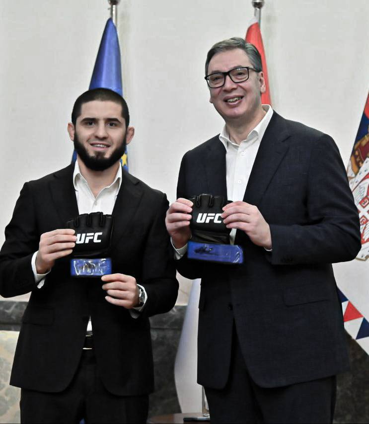 Ислам Махачев подарил чемпионские перчатки президенту Сербии Александру Вучичу Ислам Махачев приехал на встречу с президентом Сербии Александром Вучичем не с пустыми руками и подарил ему перчатки в которых Махачев стал чемпионом в полусреднем весе победив австралийца Джека Деллу Маддалену Для меня было исключительным удовольствием и честью принимать у себя Ислама Махачева выдающегося спортсмена чемпиона мира и безусловно самого популярного и сильного человека которого я когда либо принимал сказал при встрече Вучич Александр Вучич отметил важность примера для молодежи который подают сегодня такие спортсмены как Ислам Махачев Сербия продолжает поддерживать спорт и молодые таланты потому что спорт способствует развитию истинных ценностей взаимного уважения и объединяет людей по всему миру Я пожелал Исламу продолжать побеждать и осуществить свои самые заветные мечты как на ринге так и в жизни также отметил президент Сербии