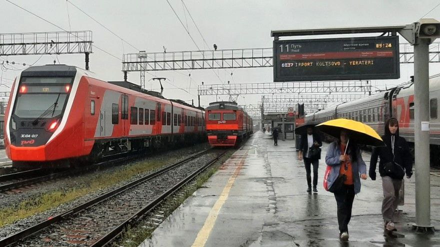 Порядок курсирования некоторых электричек в Свердловской области изменится в праздничные выходные ноября  Изменения связаны с тем, что праздничный выходной 4 ноября выпадает на понедельник, а в субботу 2 ноября установлен рабочий день.    Межрегиональные пригородные поезда №7027 Челябинск – Екатеринбург и №7028 Екатеринбург – Челябинск назначены 5 ноября вместо 1 ноября.    С 1 по 5 ноября изменения затронут также скорые электрички «Финист» в направлении Шали, Кузино, Верхотурья, Серова, Карпинска.    Городской электропоезд Сысерть –Керамик – Екатеринбург-Сортировочный, курсирующий только по рабочим дням, назначен 2 ноября вместо 4 ноября.   Электрички Аэропорт Кольцово – Екатеринбург-Пассажирский, курсирующие с понедельника по субботу, назначены 3 ноября вместо 4 ноября.   Просим пассажиров при планировании поездки уточнять расписание. Подробности – в мобильном приложении «РЖД Пассажирам», на сайте Свердловской пригородной компании, а также на станциях.