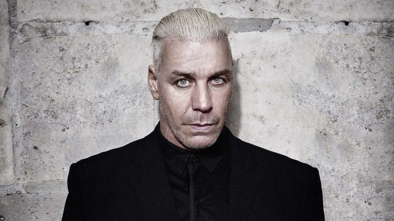 Солисту Rammstein Линдеманну придется заплатить 67 млн рублей за отмененный концерт в Твери. Мероприятие должно было пройти в августе 2021 года, но немецкий музыкант отменил выступление из-за антиковидных мер и не вернул деньги.   С Тилля Линдеманна требуют также почти три тысячи евро  более 300 тысяч рублей  за пользование чужими деньгами с 31 августа 2021 года по 27 апреля 2022 года и проценты с 28 апреля 2022 года до полной оплаты долга по ключевой ставке ЦБ.