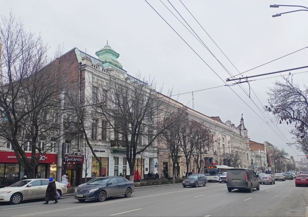 Большая Садовая 10 я в рейтинге самых дорогих торговых улиц регионов России Большая Садовая в Ростове на Дону вошла в десятку самых дорогих улиц для ритейла за пределами Москвы и Санкт Петербурга Средняя арендная ставка здесь 28 тыс рублей за кв м в год что обеспечило улице 10 е место в общенациональном рейтинге на конец декабря 2025 года Лидером стал Сочи на Навагинской улице аренда достигает 58 тыс руб в среднем максимум до 100 тыс Второе место проспект Ямашева в Казани 40 7 тыс третье Красная улица в Краснодаре 34 тыс Эксперты отмечают спрос на премиальные локации остаётся высоким а свободные помещения в топ коридорах сдаются почти мгновенно В ближайшие месяцы арендные ставки скорее всего сохранятся на текущем уровне с колебаниями не более 2 5 domostroyrf