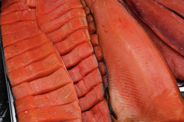 Шеф повар назвал копчёную рыбу самой интересной начинкой для блинов Соль оттеняет жирность мучного изделия Согласно церковным традициям от мясных блюд в масленичную неделю следует отказаться отметил в беседе с радиостанцией Говорит Москва историк кулинарии Антон Прокофьев Масленица в церковном календаре называется как Неделя мясопустная Это заговенье на Великий пост Всегда последняя неделя перед постом без мяса во всех христианских традициях Слово Карневале расшифровывается как Прощай мясо Соответственно если мы говорим про Масленицу то получается что от мяса мы всё таки можем и избавиться Хотя опять же на усмотрение каждого Самый интересный пейринг для блинов это солёная и копчёная рыба Жирность блина прекрасно оттеняется солью которая в рыбе солёной Или рыба холодного копчения всё равно заранее засаливается перед копчением   govoritmoskva ru news 482240