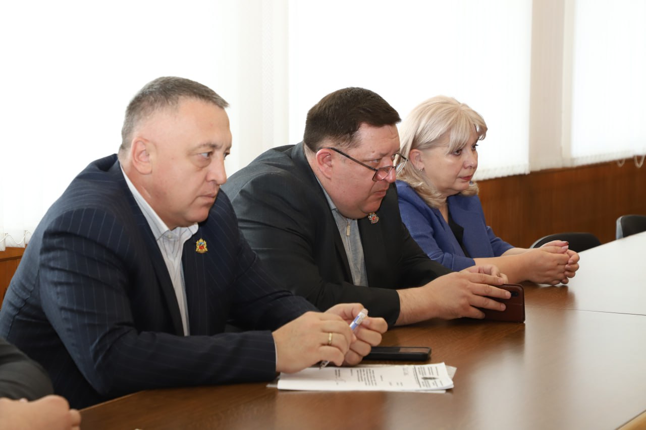 Во Владикавказе усилен контроль за санитарным состоянием города В администрации Владикавказа состоялось совещание межведомственной комиссии под председательством заместителя главы АМС Хетага Еналдиева. Основное внимание было уделено санитарному состоянию спальных районов и вывозу твёрдых коммунальных отходов ТКО из населённых пунктов вдоль федеральной трассы. «Мы признаём, что региональный оператор "Эра" выполняет большую работу, но текущая ситуация с вывозом мусора во Владикавказе нас не устраивает. Городские службы в полной мере выполняют свои обязанности. Вывоз негабаритных отходов осуществляется силами администрации», — отметил Хетаг Еналдиев. Сотрудники мэрии ежедневно мониторят состояние улиц и контейнерных площадок. Фиксируются проблемные участки, откуда мусор вывозится нерегулярно. Фото- и видеоматериалы были переданы заместителю министра ЖКХ и энергетики Игорю Портнову, который заверил участников совещания, что данные будут учтены, а уполномоченные лица привлечены к ответственности. Следит за санитарным порядком Владикавказа Управление по контролю за городским хозяйством.