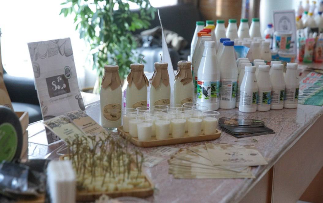 Молочные реки и мясные берега: Приморье на пути к продовольственной самодостаточности В Приморском крае 29 мая пройдёт Первый Приморский продовольственный форум. На важное отраслевое событие в столицу ДФО приедут более 40 предприятий Приморского края, занятых в пищевом производстве и переработке. Речь пойдёт об актуальных трендах в мясной и молочной промышленности, перспективах развития и инновационных технологиях. презентация российских пищевых добавок для улучшения качества мясной продукции передовые решения в молочной отрасли вопросы санитарного регулирования и лизинга для пищевых компаний Министр сельского хозяйства Приморского края Андрей Бронц рассказал, что Приморье уже сегодня становится ключевым игроком в обеспечении дальневосточных регионов качественными продуктами — мясом, молоком, хлебом и даже бутилированной водой. «На сегодня мы практически закрываем потребность Приморского края в основных продуктах питания. А также обеспечиваем регионы Дальнего Востока, выходим на рынки Сибири и западных регионов страны. Новые технологии позволят экологически чистой приморской продукции занять лидирующие позиции в России», – рассказал Андрей Бронц. Губернатор Приморского края Олег Кожемяко рассказал, что для правительства региона одной из главных целей является достижение полной продовольственной самодостаточности.