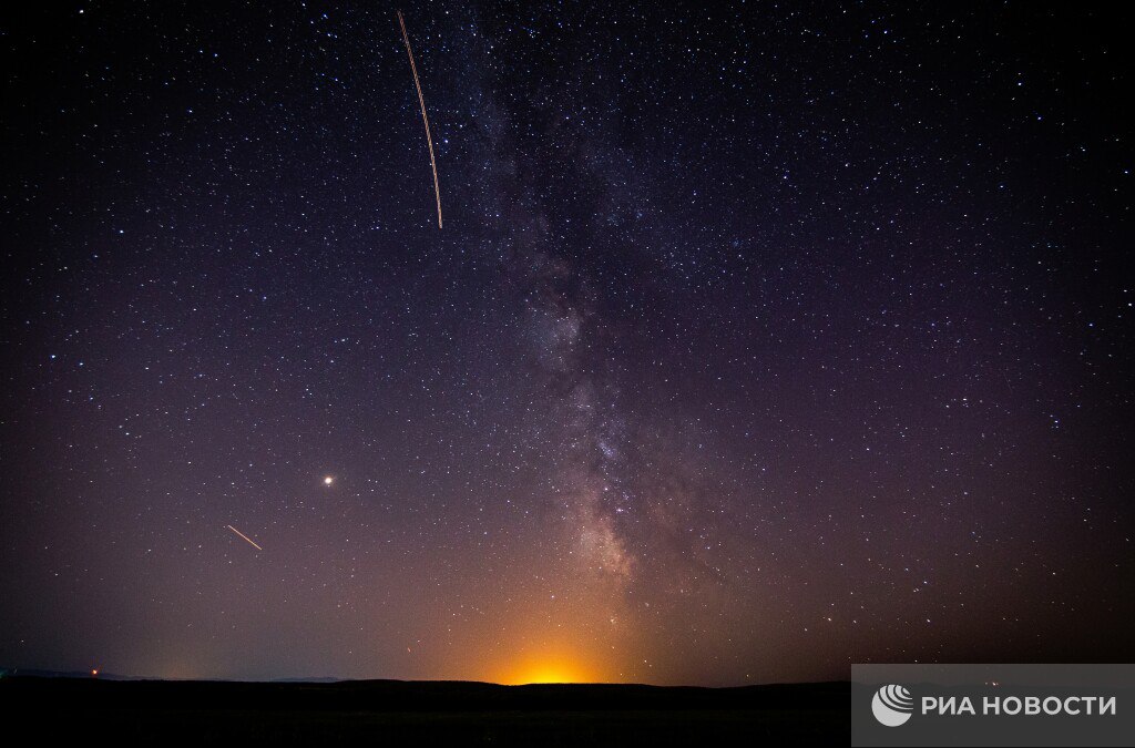 Парад планет затмение и пик метеоров Персеиды произойдут 12 августа День получится насыщенным парад планет будет виден перед рассветом полное солнечное затмение в обед а после заката можно будет полюбоваться на метеорный поток Персеиды который достигнет пика ночью Подписаться на РИА Новости