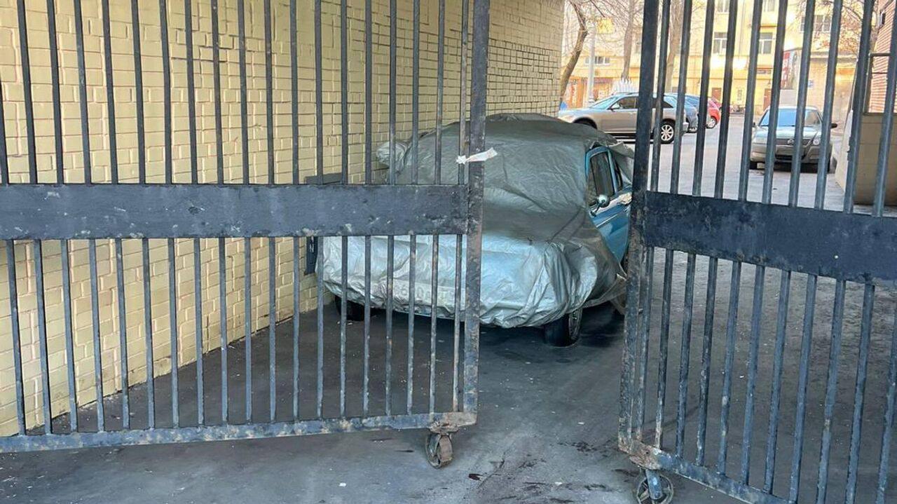 Для мужчины, спрятавшего труп в машине Куценко, потребовали 13 лет строго режима Ранее обвиняемый Альберт Абдуллин просил закрыть заседание из-за угроз сокамерников, но суд отказал в этом ходатайстве. Напомним, трагедия произошла в январе этого года - убийца и его жертва распивали спиртные напитки, затем поссорились, в результате чего подсудимый нанес молодой женщине не менее 26 ножевых ранений. После чего спрятал тело в «Запорожце». Впоследствии было установлено, что автомобиль принадлежит Гоше Куценко. Главное — здесь. Подписывайтесь!