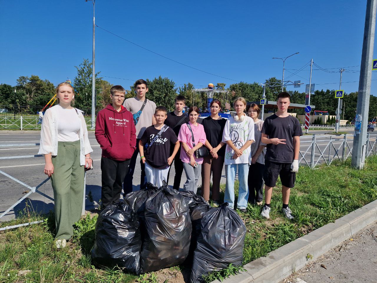 Порядка двух тысяч ульяновских подростков смогут этим летом подработать в трудовых отрядах По поручению главы Ульяновска Александра Болдакина средства на оплату ребятам зарплаты были заложены в муниципальном бюджете. На базе муниципального бюджетного учреждения «Симбирцит» сформировано 74 молодёжных трудовых отряда во всех районах города. В них с июня по август будут работать 1807 подростков в возрасте от 14 до 17 лет. Средняя заработная плата подростков за 10 дней составит 5000 рублей. Ребята будут работать в группах от 5 до 30 человек по принципу 4-х часового рабочего дня. При этом подросток может отработать как одну, так и несколько смен. Также подросткам доступны варианты временного трудоустройства в частных коммерческих организациях и на предприятия, где работают родители или близкие родственники.