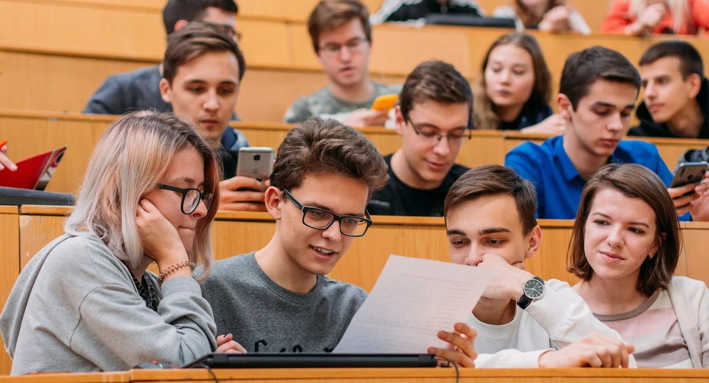 В Пскове 82% студентов дневных отделений вузов уверены, что должны параллельно работать — опрос SuperJob  42% студентов придерживаются мнения, что подойдет занятость в любой сфере.  40% убеждены, что нужно совмещать учебу в вузе и труд в профильной сфере. 8% считают, что студенты не должны работать, а все силы посвящать учебе.  Среди родителей студентов дневных отделений и абитуриентов 2025 года больше тех, кто придерживается мнения, что работать надо по специальности: 33% против 25% считающих, что студенту можно работать где угодно. Среди горожан, закончивших дневные отделения вузов, примерно поровну придерживающихся обеих точек зрения: 27% призывают работать только по специальности, 26% — на любой работе.  В том, что студенты не должны работать, а должны все силы посвящать учебе, уверены 32% выпускников дневных отделений, 26% родителей студентов и абитуриентов 2025 года