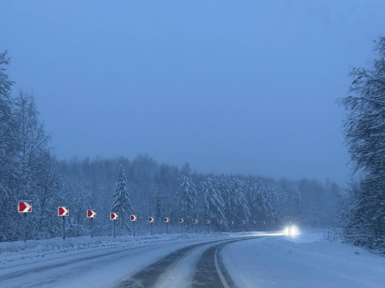 Губернатор перевёл все службы в экстренный режим из за непогоды Из за экстремальных погодных условий приведших к сложной обстановке на дорогах губернатор взял ситуацию на особый личный контроль и отдал распоряжение о переводе всех соответствующих служб в режим повышенной готовности Погодные условия экстремальные обстановка очень сложная Просьба к водителям по возможности воздержаться от управления автомобилем обратился глава региона к жителям Ключевые поручения губернатора Заместителю губернатора по транспорту и дорожному хозяйству Дмитрию Борисову и главам муниципалитетов обеспечить ежечасный доклад лично губернатору о развитии ситуации Главам муниципалитетов немедленно перевести дорожно коммунальные силы и средства в особый режим работы с круглосуточным дежурством техники Федеральному дорожному управлению ФКУ УПРДОР Холмогоры ввести особый режим реагирования на трассах А114 и А119 где из за гололеда и снега отмечается повышенная аварийность Коллеги бдительность внимание контроль подчеркнул губернатор Ситуация остаётся на постоянном контроле главы региона Правительство Вологодской области Telegram MAX