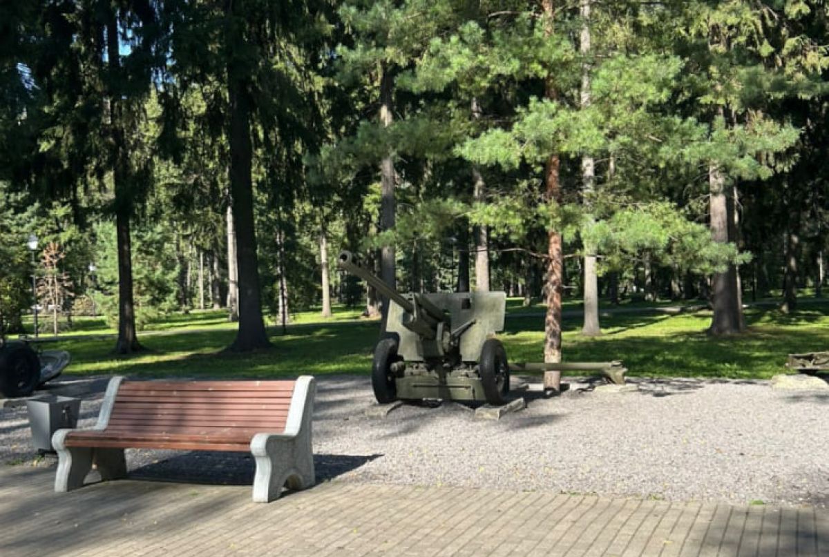 В Новомосковске мужчина помочился на памятник за свой поступок он ответит в суде   newstula ru fn 1742245 html Следственное управление напоминает гражданам что за уничтожение повреждение либо осквернение воинских захоронений а также памятников стел обелисков других мемориальных сооружений или объектов увековечивающих память погибших при защите Отечества или его интересов либо посвященных дням воинской славы России предусмотрена уголовная ответственность вплоть до лишения свободы   Прислать новость Подписаться