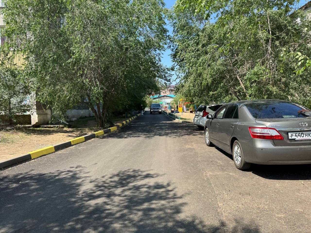 В Улан-Удэ обновили двор по улице Шумяцкого В Улан-Удэ обновили двор по улице Шумяцкого, 14 и 16 А. Здесь подрядчики уложили новый асфальт во дворе и на автомобильных проездах, обустроили парковки и тротуар, а также пешеходные дорожки. Продуман уклон территории для предотвращения скопления воды после осадков. Сейчас там устанавливают 12 скамеек и урн. – Нам нравится, очень удобно, красиво. Детям тут хорошо. Вечером сидим здесь, отдыхаем, – рассказал местная жительница Нина Усольцева. #Бурятия Подробнее в "Номер один" Сообщить нам свою новость можно по кнопке: Письмо в редакцию