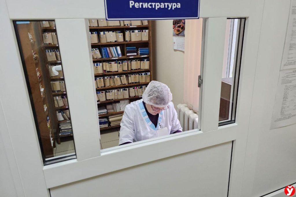 Куда обращаться за медпомощью в праздничные дни ноября Минздрав определил график работы медучреждений и аптек в ближайшие ноябрьские выходные В ноябре белорусов ждут сразу три выходных дня подряд с 7 по 9 число Медучреждения республики будут работать следующим образом 7 ноября как в праздничный день 8 ноября по графику субботы РНПЦ и больницы как в рабочий день 9 ноября как в выходной день Подпишись Минская правда MLYN by