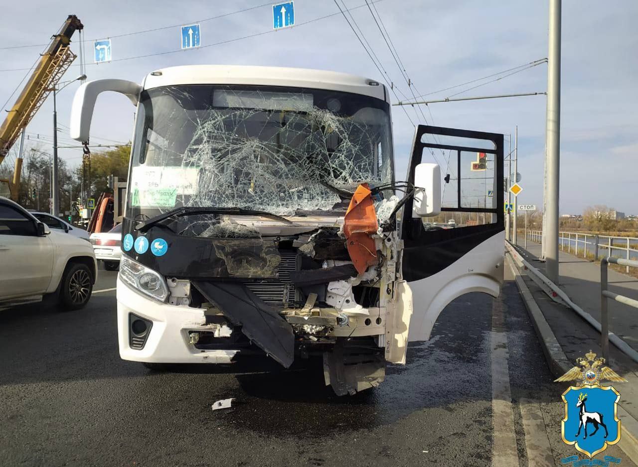 В Самаре организована доследственная проверка из-за аварии с пассажирским автобусом  Она произошла сегодня в 13:30 на улице Шоссейной. Предварительным виновником ДТП стал 21-летний водитель КамАЗа, который проехал на красный сигнал светофора.  Грузовик столкнулся с автобусом ПАЗ, следовавшим по маршруту 108в. В салоне находилось ориентировочно 10-12 человек. Пострадала 62-летняя женщина.  Следственным отделом по Кировскому району Самары организована доследственная проверка.    SOVAINFO   Прислать новость Больше новостей - на sovainfo.ru