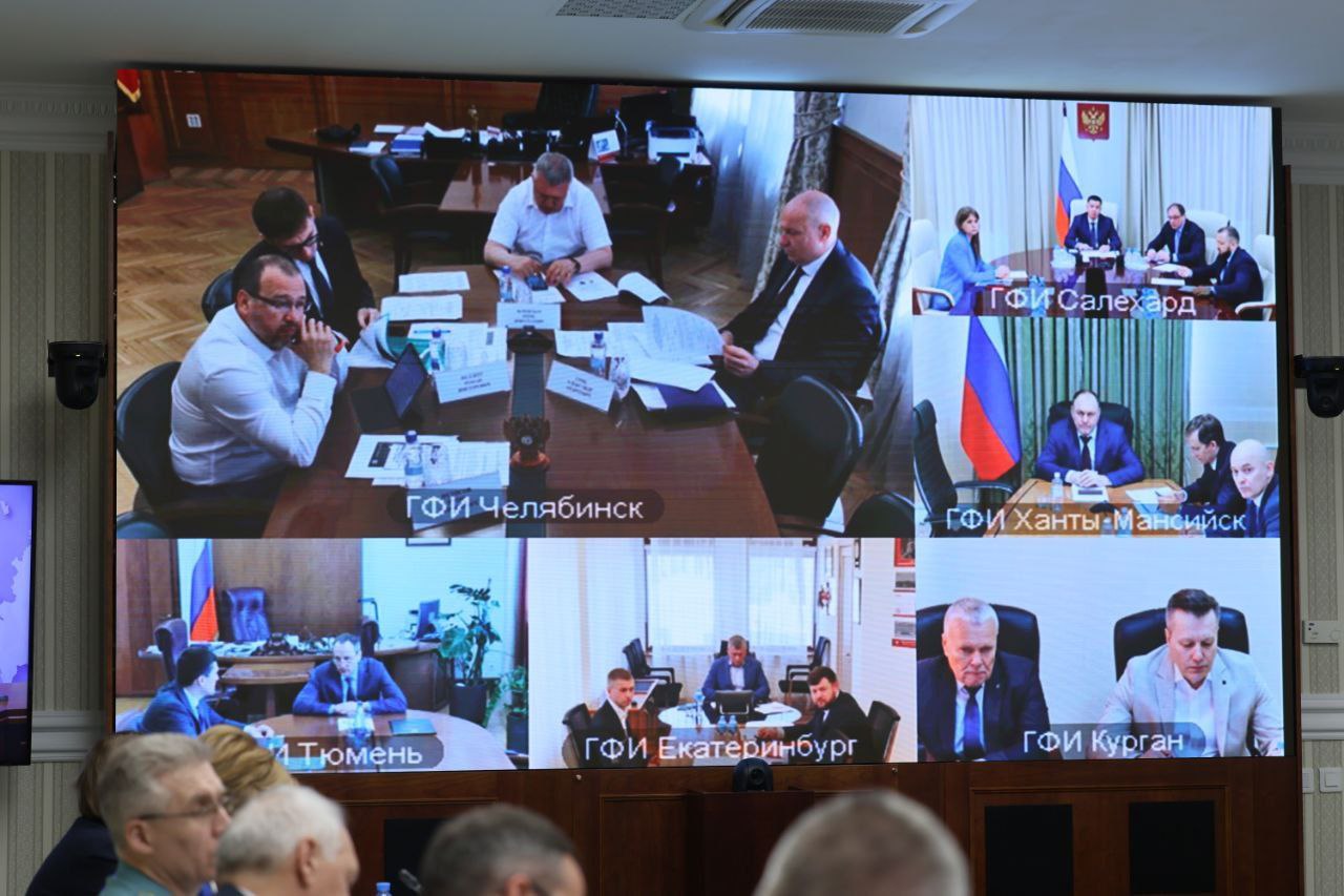 В 2024 году кибермошенники похитили у жителей УрФО более 9 млрд рублей. Цифра сумасшедшая. Но страшнее другое: жертвами становятся пенсионеры, дети, молодёжь, женщины – самые доверчивые и беззащитные. За всем этим, как правило, стоят иностранные спецслужбы. Похищенные средства идут на финансирование врагов, а потерпевших склоняют к совершению терактов и диверсий на территории России. Каждый месяц мошенники придумывают новые схемы. Для них нет ничего святого: похищают даже деньги, которые получили семьи погибших бойцов СВО. Государство пытается по-максимуму обезопасить граждан, но пока люди сами не научатся противостоять мошенникам, ситуацию мы не переломим. На совещании по вопросам противодействия незаконным финансовым операциям рассмотрели с коллегами из регионов, силовых и надзорных ведомств, Банка России конкретные примеры, обсудили дальнейшие шаги. Будем проводить в регионах Уральского федерального округа большую информационную кампанию, нацеленную на профилактику кибермошенничества. Прошу всех быть внимательными и не разговаривать по телефону с псевдоэкспертами.
