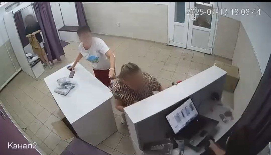 Полиция Биробиджана расследует нападение на сотрудницу Wildberries В одном из пунктов выдачи заказов произошла драка. По словам сотрудницы полиции, две клиентки напали на неё, начав словесный конфликт, который перерос в агрессию. Женщины опрокинули стол, придавив им работницу маркетплейса и повредив пункт выдачи. «По предварительным данным, конфликт между заявительницей и посетительницами перерос в нецензурную брань и нарушение общественного порядка», — сообщили в пресс-службе УМВД. Сейчас полиция проверяет обстоятельства инцидента. Если вина нарушительниц будет доказана, им грозит наказание за мелкое хулиганство. Видео конфликта попало в сеть 18+ , жми и смотри. — пусть их накажут по полной — просто ужас, что они творят — а может она сама виновата... livebir VK livebir OK