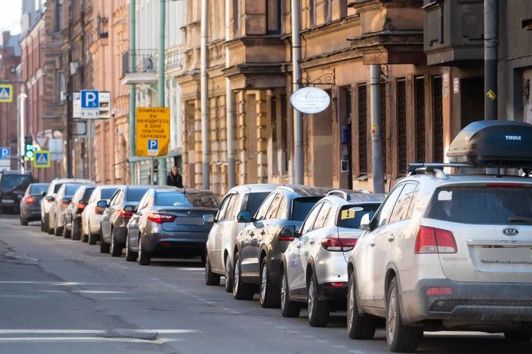 Предельная стоимость платной парковки в Петербурге в следующем году вырастет  Дорожает всё, а чем парковки хуже? Тарифы не росли несколько лет, пока в этом году их не подняли, и сразу серьёзно. Ожидается повышение стоимости и в новом году.   На сайте Смольного соответствующе постановление опубликовали 27 ноября. Документ ещё не утверждён, его проверяют на коррупционные составляющие.   Впрочем, повышать собираются предельную стоимость. Например, для легковушек с 150,20 до 157,12 рубля. При этом рост максимального тарифа не отражается на реальном. Так, один час парковки всё еще будет стоить 100 рублей для обычного автомобиля.   : Юлия Пыхалова   : СПб — отдай свой буст нам