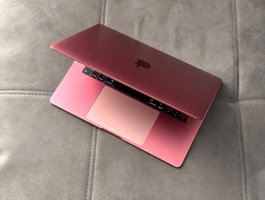 3 причины дождаться и купить новый Macbook A18 Pro Он убьет рынок ноутбуков Речь идет о первом ультрабуке Apple на базе мобильного чипа от iPhone Apple A18 Pro Недорогой MacBook будет работать на чипе iPhone вместо процессора серии M По сравнению с MacBook Air или MacBook Pro в устройстве будут и другие компромиссы в том числе дисплей чуть меньшего размера Но в одном отношении Apple не идет на компромиссы в качестве сборки Марк Гурман Дисплей ожидается 12 9 против 13 6 у Macbook Air Вот основные причины дождаться и купить будущий Macbook 1 Дизайн Ультрабук должен получить большой набор ярких цветов корпуса Идеально для тех кто устал от унылых макбуков прошлого 2 Автономность Скорее всего новый Macbook A18 Pro будет отличаться очень долгим временем работы от одного заряда 3 Ценник Ожидается прайс 699 около 54 тыс руб по курсу что вполне может убить продажи бюджетных Windows ноутбуков iguides