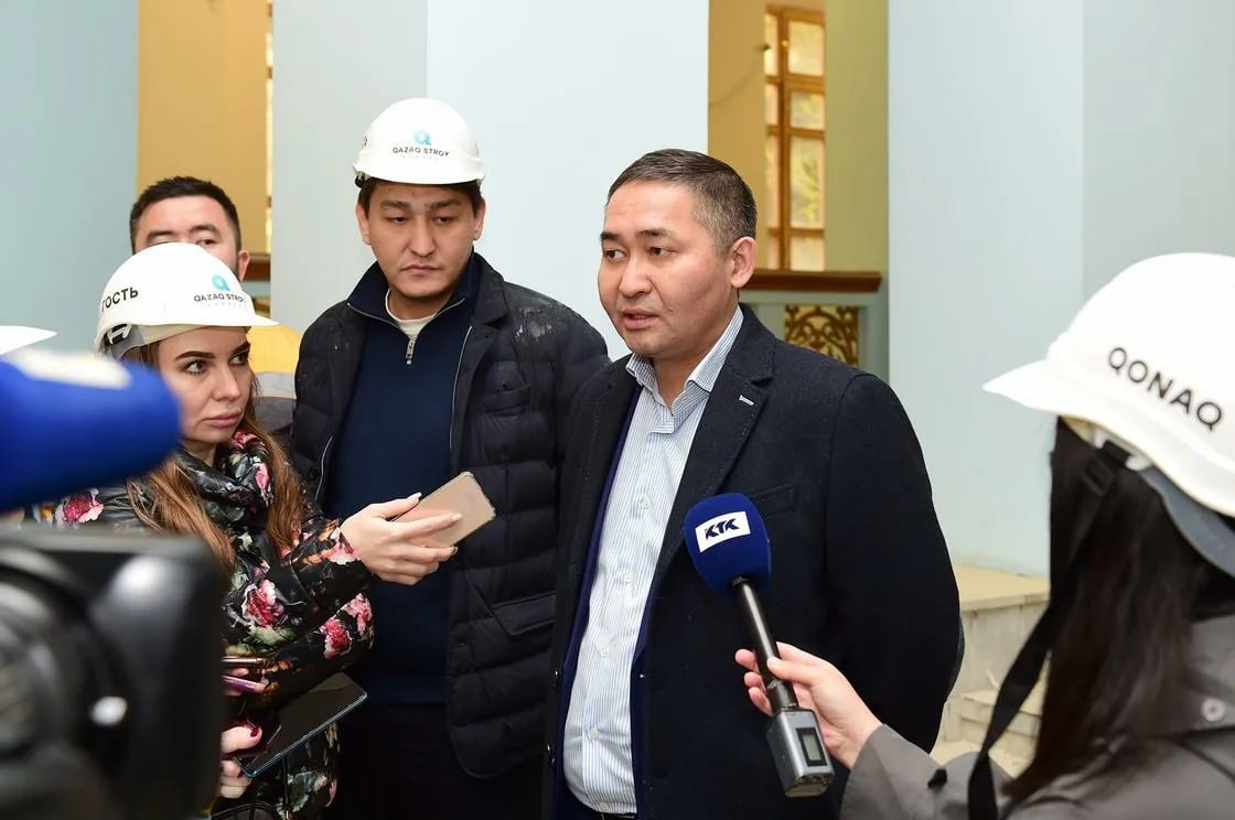 В Актобе грядут большие перемены Казахстанский бизнесмен Нурлан Артыкбаев готов вложить в клуб от 6 до 7 миллиардов тенге уже в первый год своего участия в проекте сообщает журналист Эльдар Аманбаев Это может стать одним из крупнейших частных инвестиций в историю КПЛ По данным источника Артыкбаев планирует не просто финансировать команду а заняться её стратегическим развитием от инфраструктуры и академии до селекционной работы В прошлом сезоне Актобе занял 5 е место и остался без еврокубков но с новым инвестором клуб может стать одним из фаворитов следующего чемпионата Интересно смогут ли актюбинцы с таким бюджетом потеснить даже Астану чей бюджет на 2025 год составил 5 3 миллиарда тенге Думаю что выйдут в лидеры Ничего не поможет Подпишись на Meta ratings kz