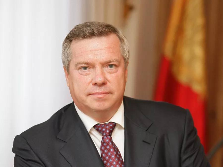 Бастрыкин требует снять неприкосновенность с экс-губернатора Дона Голубева Глава Следственного комитета РФ Александр Бастрыкин настаивает на лишении сенатора Василия Голубева, бывшего губернатора Ростовской области, парламентской неприкосновенности. Причина — предполагаемая причастность к коррупционным схемам, связанным с закупками Минтранса региона, включая проект «Западная хорда», оцениваемый в 30 млрд рублей. По данным 161.ру, у следствия есть документы и показания свидетеля, подтверждающие возможную причастность Голубева к махинациям. Ранее по этому делу арестовали экс-министра транспорта Виталия Кушнарёва и бывшего главу Минфина Лилию Федотову. Генпрокуратура дважды обращалась в Совет Федерации с просьбой снять неприкосновенность с Голубева, но сенаторы оба раза отказали. Вопрос теперь решается на уровне аппарата президента. СК также предложил упростить процедуру снятия иммунитета с сенаторов, исключив необходимость согласия Совфеда, если запрос исходит от прокуратуры или следствия. Голубев руководил Ростовской областью с 2010 по 2024 год, уйдя в отставку в ноябре 2024-го, после чего стал сенатором. Сразу после его ухода начались обыски, а материалы по «Западной хорде» изъяли силовики. -на-Дону Прислать новость