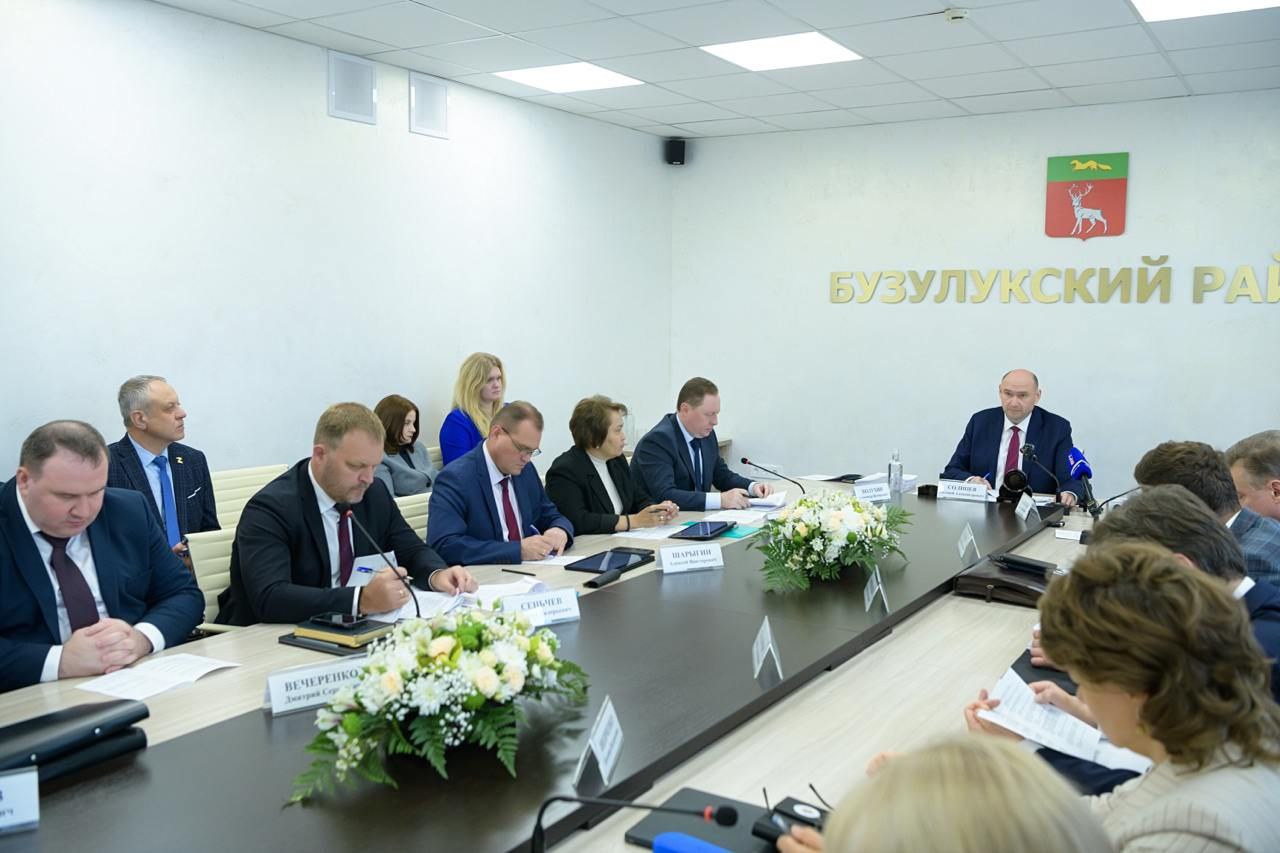 Евгений Солнцев возмутился хамством медработников в Оренбургской области На заседании регионального правительства врио губернатора Евгений Солнцев высказался о работе системы здравоохранения. По словам главы региона, жалобы на медицину лидируют среди обращений от жителей за последнюю неделю. – Поступило 835 вопросов. В лидерах – жалобы на качество помощи, очереди в поликлиниках, хамство медперсонала. Это недопустимо. Люди приходят больные, а им ещё и грубят – таких в системе быть не должно, – отметил Солнцев. Кроме того, оренбуржцы жаловались на долгое ожидание скорой помощи и нехватку узких специалистов. Врио губернатора велел жёстко реагировать на жалобы, проводить разборы, вызывать сотрудников на комиссии и увольнять тех, кто позволяет себе хамство по отношению к пациентам. – Это вопрос культуры. Хамить – точно нельзя. Берите на контроль такие случаи, – добавил Евгений Солнцев.
