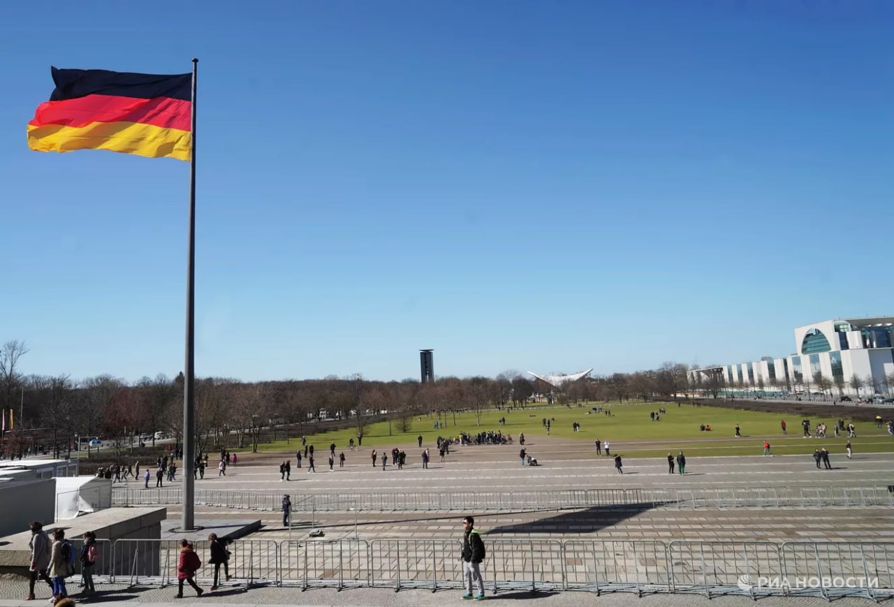 Германия в середине января может столкнуться с дефицитом газа в случае установления экстремально низких температур сообщает объединение представителей энергосектора INES А все из за того что страна вступает в отопительный сезон с неожиданно низким уровнем заполнения газохранилищ всего 75 Этот показатель значительно ниже по сравнению с предыдущими годами а также ниже сентябрьских прогнозов ведь ожидалось что они будут заполнены на 81 Ноябрьское обновление ясно показывает что несмотря на новые возможности по импорту СПГ объемов хранения на зиму 2025 26 года будет недостаточно в случае чрезвычайно холодной зимы Подписаться на РИА Новости экономика Все наши каналы