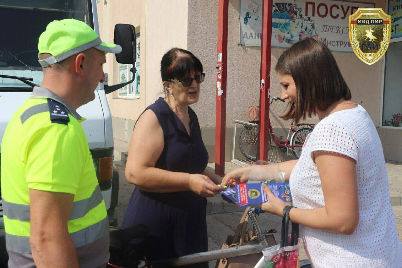 Операция «Двухколёсный транспорт»: итоги за сутки В Приднестровье продолжается профилактическая операция «Двухколёсный транспорт». Внимание инспекторов ГАИ приковано к мотоциклистам, велосипедистам и пользователям СИМов средств индивидуальной мобильности . При этом под контролем остаются и другие участники дорожного движения. За 28 июля зафиксировано 185 нарушений ПДД. По статье 12.6 КоАП ПМР за нарушение правил использования ремней безопасности и мотошлемов к админответственности привлечены 16 человек. В рамках рейда выявлено 5 водителей, отправившихся в путь в состоянии алкогольного опьянения, из них три – управляли СИМами. Также: – 10 водителей находились за рулём транспорта с техническими неисправностями; – 9 – без действующего техосмотра; – 6 велосипедистов нарушили ПДД. Госавтоинспекция ежедневно находится на страже порядка и напоминает: безопасность на дороге – ответственность каждого. Пресс-центр МВД ПМР