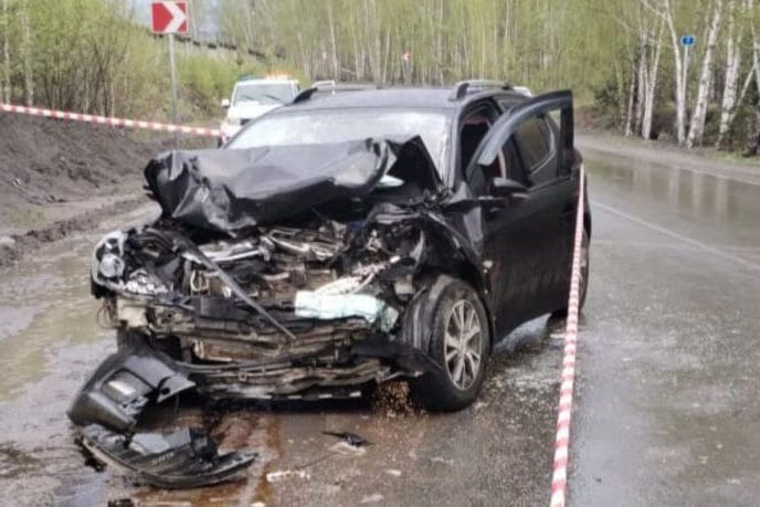 В Челябинской области вечером 9 мая случилось смертельное ДТП. На дороге Кыштым-Тайгинка-Сайма лоб в лоб столкнулись Kia Rio и Lifan X50. Как рассказали в Госавтоинспекции Челябинской области, авария произошла во время дождя. 41-летний водитель Kia выехал на встречную полосу. Такой маневр на участке дороги под запретом. На встрече Kia врезалась в Lifan. На месте аварии погибла 23-летняя пассажирка Lifan. Травмы получили водитель Kia, 35-летний водитель Lifan и 29-летняя пассажирка. Всех с места ДТП увезли в больницу.