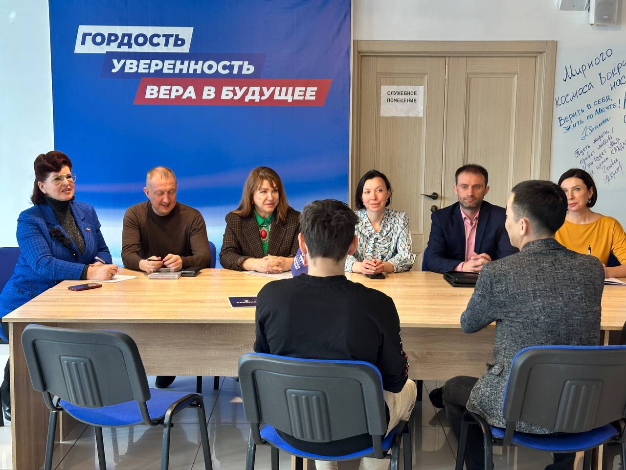 Сахалинские бойцы получили консультации по вопросам образования   В Региональной общественной приемной «Единой России» состоялся Единый день приема для участников СВО и их семей. На мероприятии присутствовали представители власти и общественных организаций, профильных министерств и ведомств.  В ходе мероприятия участники СВО и их родственники задали вопросы в сфере образования. Большинство обращений были связаны с получением учебных льгот, возможностями дальнейшего образования и программами поддержки для детей военнослужащих. Актуальные темы, затронутые на встрече, касались также поддержки молодых людей, которые, вернувшись с фронта, желают продолжить образование.    Подробности встречи читайте на нашей странице ВКонтакте.