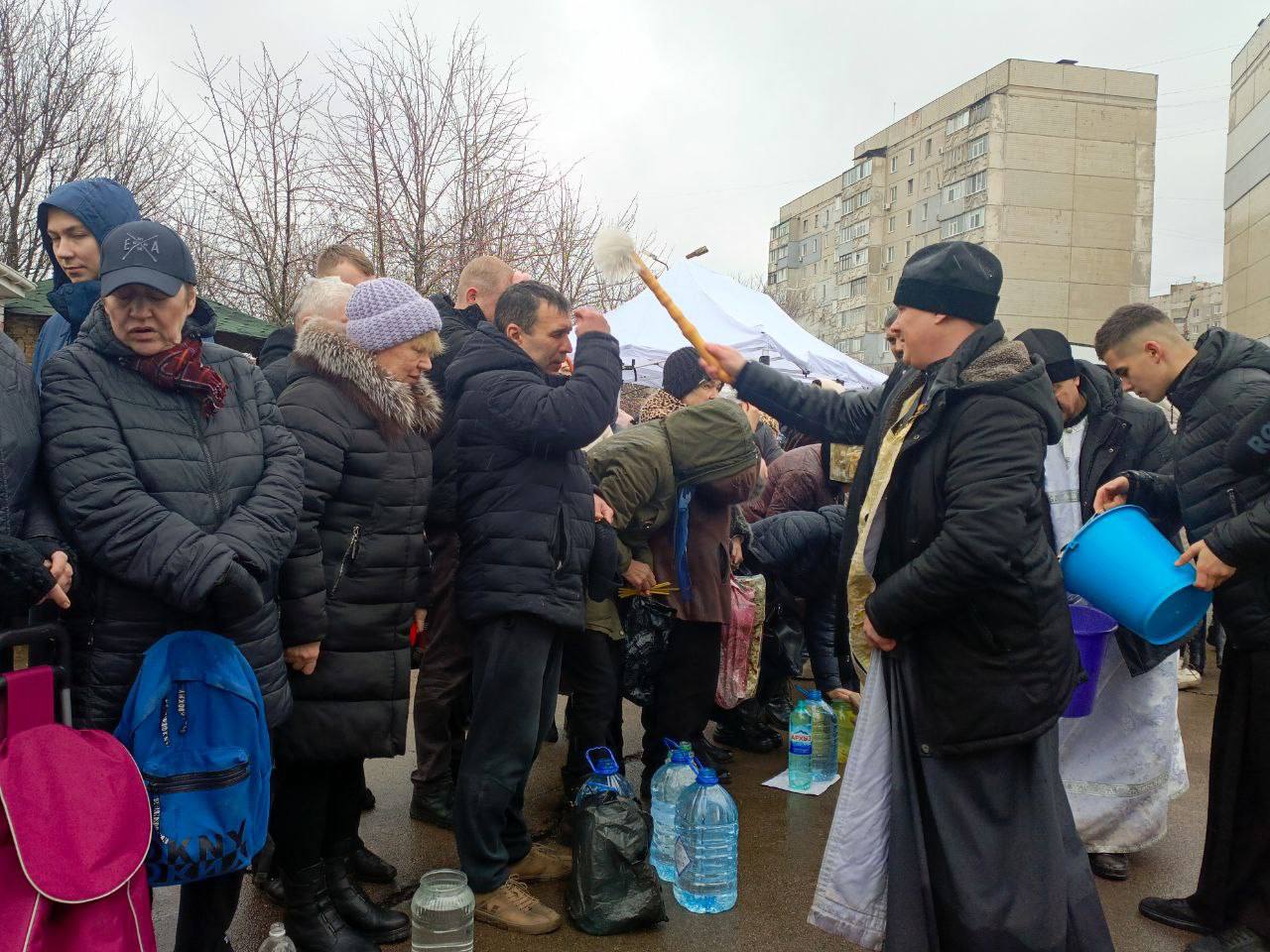 Традиционные крещенские купания прошли на территории храма Андрея Первозванного в Луганске с участием  представителей администрации города, депутатского корпуса, Народного фронта ЛНР, военнослужащих и прихожан.   «Всех православных поздравляем с этим замечательным праздником, потому что мы как православные почитаем один из великих праздников — это Крещение Господнее, и поэтому каждый год мы приходим и помогаем и людям, и кухню разворачиваем, и вместе с прихожанами мы окунаемся в этот замечательный праздник», – поделился депутат Народного Совета ЛНР Василий Леонов.