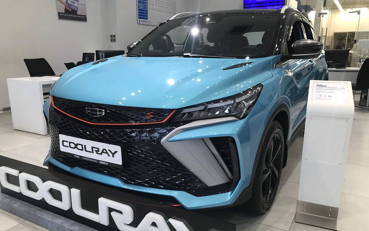 Прощай Coolray Geely прекратит поставки компактного кроссовера в Россию Кроссовер Geely Coolray исчез с сайта российского представительства китайской марки заметил корреспондент Autonews В представительстве Geely пояснили Autonews что остатки автомобилей Coolray еще можно найти у официальных дилеров однако поставки этой модели в Россию больше не планируются Поставки модели в Россию не планируются так как мы видим что Geely Cityray полностью удовлетворяет спрос в данном сегменте Автомобиль появился в модельном ряду Geely осенью 2024 года и сразу привлек внимание покупателей которые рассматривали возможность приобретения Geely Coolray заявили в представительстве бренда Geely Coolray актуального поколения продавали на российском рынке более двух лет с осени 2023 года