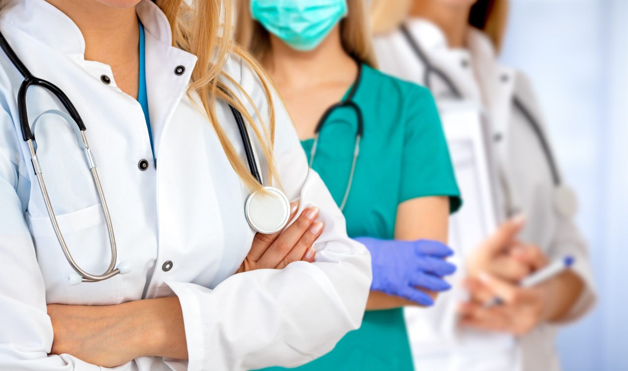 Опрос 25 родителей мечтают о профессии врача для своих детей Особенно ярко тренд выражен в Центральном федеральном округе 37 матерей и отцов выбрали медицину как предпочтительный путь для ребёнка Как сообщает ТАСС ссылаясь на исследование холдинга Ромир на втором месте по популярности профессия программиста её выбрали 24 респондентов Третью позицию делят юрист и экономист Подписаться на Говорит Москва Telegram VK MAX