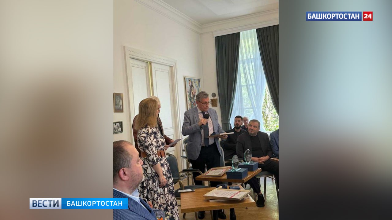 Рифата Сабитова наградили золотой медалью Международной академии телевидения и радио Заместитель генерального директора — руководитель Регионального департамента ВГТРК, председатель комиссии по развитию информационного сообщества, СМИ и массовых коммуникаций Общественной палаты РФ Рифат Сабитов награжден золотой медалью Международной академии телевидения и радио "За преданность любимому делу и верность профессии". Церемония вручения состоялась в Москве в рамках традиционных Лысенковских чтений. Об этом сообщает ГТРК «Кузбасс». Также в рамках чтений состоялся круглый стол "Противодействие идеологии терроризма в медиасреде: возможности искусственного интеллекта для обнаружения радикального контента", за которым встретились журналисты и руководители СМИ, представители профильных и общественных организации, вузов, эксперты в сфере кибербезопасности и новых медиа. Подписаться Сообщить новости