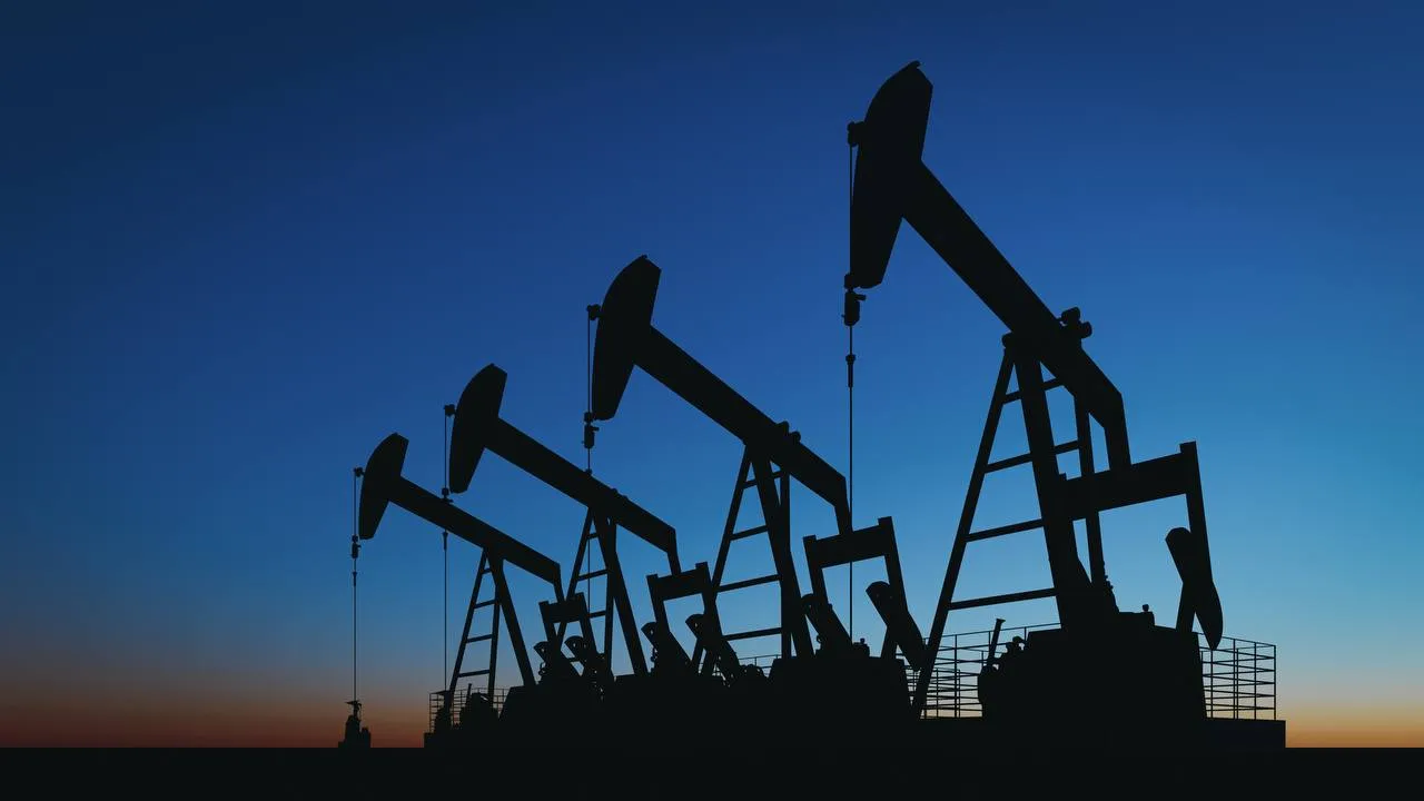 Действия США по продлению разрешений на закупки нефти из России свидетельствуют об окончании поддержки Украины пишет газета The New York Time Такое мнение ранее высказывали украинские чиновники Делегация из Киева в конце апреля посетила Вашингтон целью было достижение договорённости о непродлении разрешения для российской нефти В том момент в Белом доме сообщили что администрация США не планирует продлевать разрешение После администрация продлила разрешение Этот эпизод подчеркнул что Киеву не стоит рассчитывать на поддержку Вашингтона сообщает издание На запрос о продлении разрешения президент США Дональд Трамп ответил что хранит оптимистический настрой на достижение мирного урегулирования по Украине MeshCube Shutterstok FOTODOM Подписаться на ДП в Telegram MAX