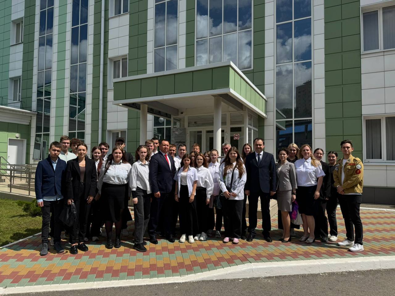 225 бойцов студотрядов будут работать на предприятиях ПривЖД этим летом    В Саратове и Волгограде состоялись торжественные мероприятия в честь открытия Всероссийского трудового семестра студенческих отрядов.  В них участвовали 30 студентов из Саратовского филиала ПривГУПС и столько же – из Волгоградского техникума железнодорожного транспорта.    После видеоселектора с участием генерального директора – председателя правления ОАО «РЖД» Олега Белозёрова ребята приняли участие в беседе с начальником ПривЖД Сергеем Альмеевым.   Для студентов организовали экскурсии по управлению ПривЖД в Саратове и по Приволжской детской железной дороге в Волгограде.    Всего этим летом на предприятиях ПривЖД будут работать 225 бойцов студенческих отрядов.