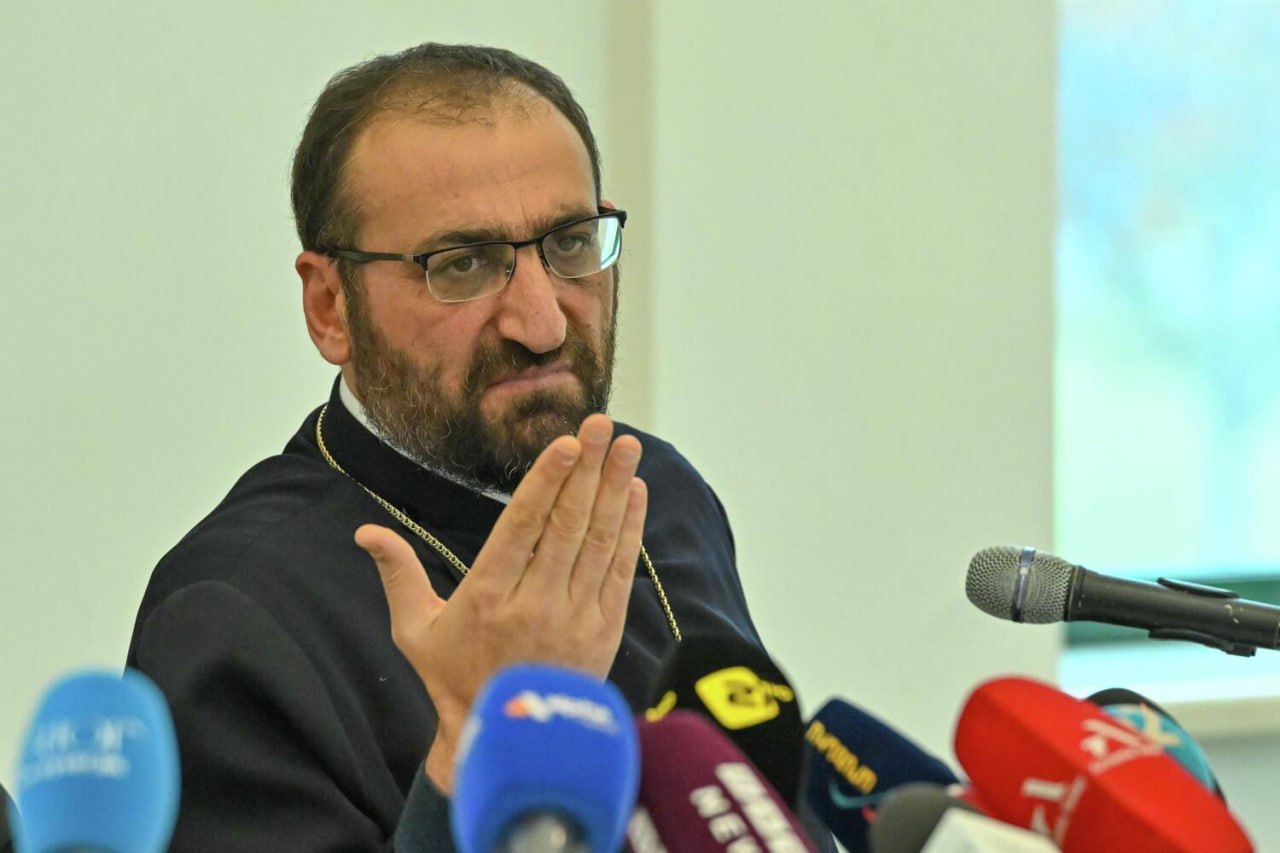 Глава канцелярии Первопрестольного Эчмиадзина Аршак Хачатрян останется под стражей Апелляционный суд отклонил жалобу защиты оставив священнослужителя под стражей Это не было неожиданностью написал в соцсетях адвокат Арсен Бабаян Архиепископа Аршака Хачатряна арестовали 5 декабря он помещен в изолятор при СНБ Армении УИУ Кентрон По версии следствия владыка якобы в 2018 году подкинул наркотики в сумку одного из активистов проводивших акцию с требованием ухода Католикоса всех армян Гарегина II SputnikARM