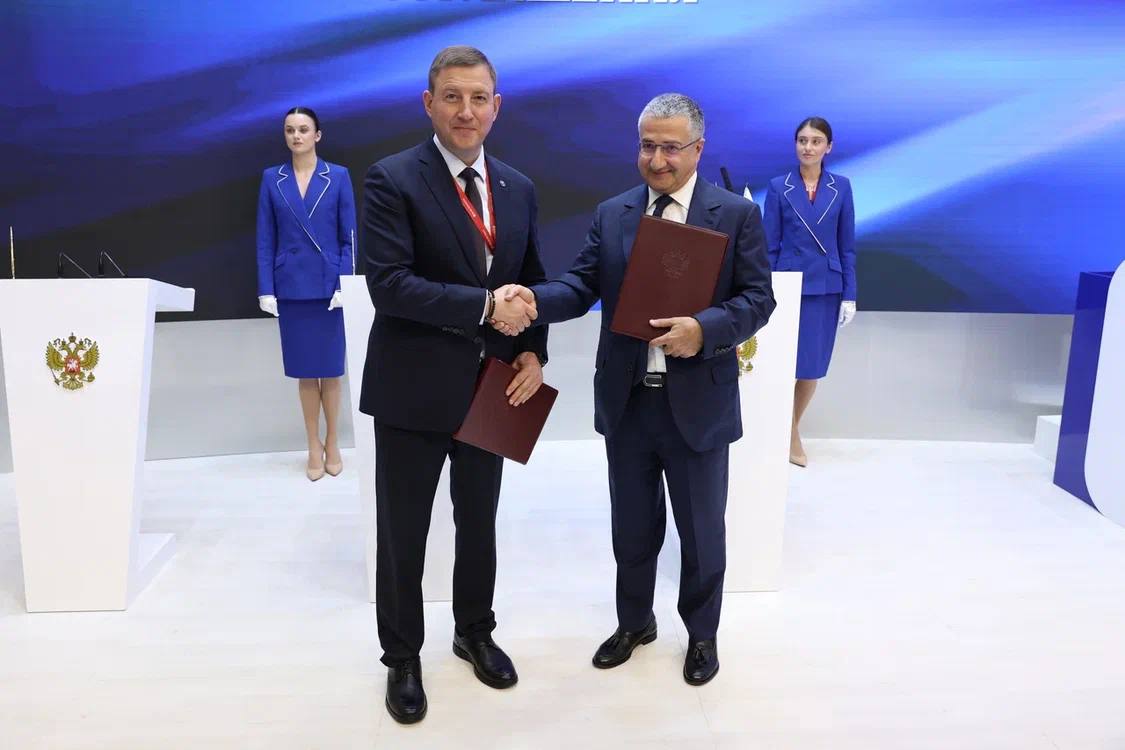 Еще одно соглашение Республики на ПМЭФ направлено на поддержку наших сельхозпроизводителей. Группа компаний «Дамате» - лидер на нишевых рынках мяса. Эксперты компании уже много лет успешно применяют самые передовые научные разработки на практике. Договорились о внедрении у нас в Республике современных методов генетики мясного овцеводства. Цель - улучшить породу наших региональных животных и как следствие повысить качество продукции. «Дамате» уже успешно реализует подобный проект на Северном Кавказе. В селекционно-генетическом центре овцеводства, построенном агрохолдингом, разводят лучшие в мире породы овец. Наш Минсельхоз изучит опыт коллег, чтобы применить его в Республике Алтай.