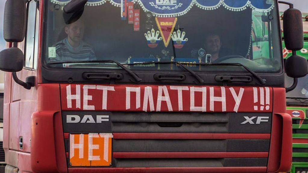 Китайцы захватывают рынок, «Платон» глючит, штрафы растут — российские автоперевозчики на грани банкротства  Российские грузоперевозчики фиксируют рекордные убытки из-за падения тарифов, сбоя в системе «Платон», давления китайских конкурентов и роста штрафов. По данным Росстата, отрасль в первом полугодии показала падение прибыли на 3%, а убытки выросли на 71% — до 21,4 млрд рублей. На некоторых направлениях ставки рухнули на 40%, а кредиты под 25% годовых и лизинговые платежи съедают выручку. Китайские компании демпингуют: у них дешевле водители и они не платят штрафы за перевес. Кроме того, с 1 сентября в России вводят новые санкции — за нарушения в электронной очереди на границе, включая блокировку на 30–90 дней. Российским перевозчикам становится всё труднее конкурировать даже с коллегами из Беларуси и Казахстана. Штрафы в РФ достигают 600 тыс. рублей, а у соседей — в 3–5 раз ниже.    Подписаться   Прислать новость