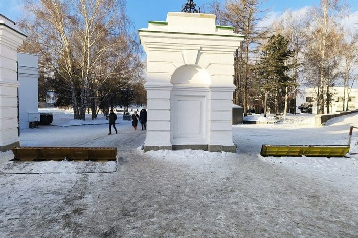 В Екатеринбурге закрыли въезд в Исторический сквер с ледовым городком  В Екатеринбурге перегородили въезд в Исторический сквер. Теперь сюда нельзя заехать со стороны улицы Малышева. Фото опубликовал   Ранее, напомним, свердловчане постоянно жаловались на разъезжающие по пешеходным зонам машины. В мэрии объяснили, что перегородить въезд нельзя, так как на Плотинке ежедневно работает уборочная техника, а в дни городских праздников транспортом доставляют сцены, аппаратуру и реквизит.  Сейчас проезд к Историческому скверу закрыт до 19 января. В этот день завершит работу ледовый городок.