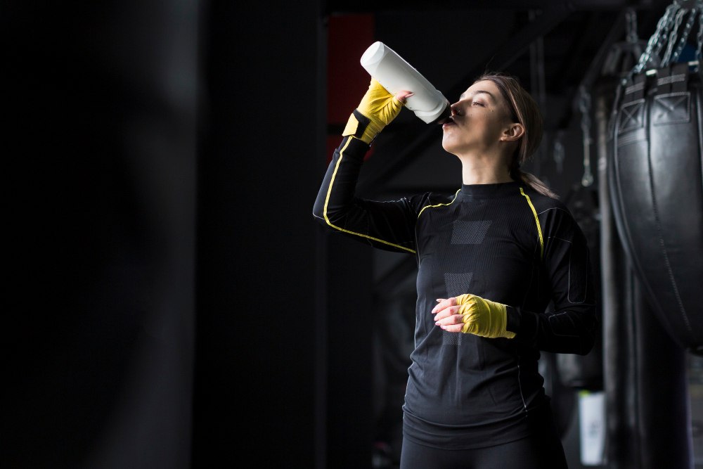 FitnesShock инвестировала 95 млн рублей в запуск бренда протеиновых коктейлей Shock Milk Производители здоровых десертов FitnesShock представили новую линию высокобелковых напитков без сахара Планируется выпускать 300 тонн продукции в месяц а потенциальная целевая аудитория связана с развитием российского сегмента спортивного питания Компания FitnesShock запускает производство линейки протеиновых коктейлей под маркой Shock Milk Инвестиции в новый продукт составляют 95 млн рублей Ожидается что в первый год реализации проекта обороты достигнут Читать на сайте ИА Бизнес код FitnesShock протеин