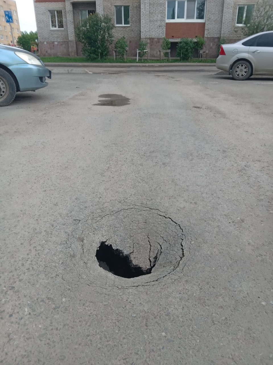 В Уфе произошел очередной провал грунта На этот раз асфальт обвалился в Нижегородке во дворе дома № 2/1 по ул. Малая Лесозаводская. Яму уже огородили. Как сообщили в администрации Ленинского района, в ближайшее время ее будут устранять.
