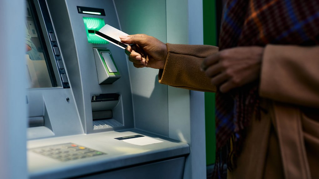 Карты простых россиян начали блокировать банки за переводы самому себе Под санкции попадают как крупные транзакции так и незначительные сообщили Известия Банки начали перестраховываться если они не будут бороться с мошенниками их могут лишить лицензии Спровоцировать блокировку карты может даже аномальное время проведения операций А еще отправка крупных сумм через СБП дробление трансакции на множество мелких переводов использование новых реквизитов и нетипичных поступлениях от третьих лиц К слову за необычными чиновниками будут наблюдать не так пристально Президент Владимир Путин подписал указ согласно которому госслужащих освободили от ежегодного декларирования Теперь они должны будут отчитываться о своих доходах и имуществе только в определенных случаях Например при переводе из одного госоргана в другой или при совершении покупки сумма которой превышает общий доход семьи за три предыдущих года Фото Adobe stock