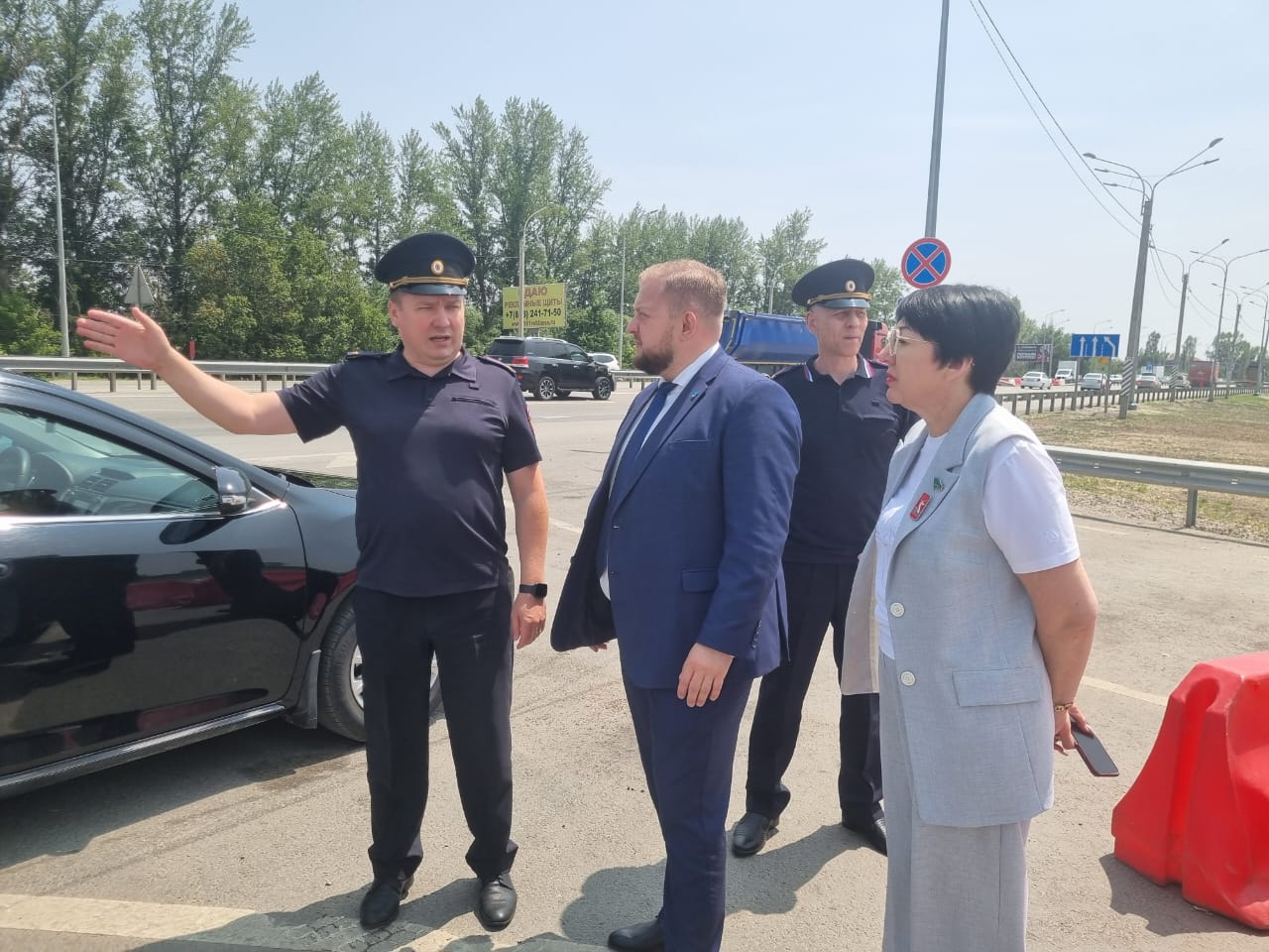 В связи с закрытием разворота на трассе, в районе "Солёного озера" поступает большое количество критических публикации. В связи с чем, и.о. Главы города Батайска В.Е. Кукиным организованно и проведено 11.06.2025 выездное совещание совместно с председателем городской Думы О.А. Тумко, начальником отдела дорожного надзора Управления ГИБДД ГУ МВД по Ростовской области Ю.И.Савченко и представителями инициативной группы. В ходе совещания обсудили возникшую проблематику, а также определили пути решения. В ближайшее время разворот, в районе "Солёного озера" будет открыт! Одновременно прошу участников дорожного движения быть внимательным и осторожными, в том числе на данном отрезке федеральной трассы
