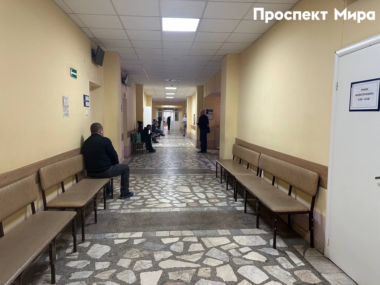 В крае хотят создать медицинские округа Что поменяется Как будем лечиться В октябре краевой минздрав предложил создать медицинские округа на базе межрайонных больниц В соцсетях жители обсуждают реформу и опасаются что она приведет к сокращению медработников появлению еще больших очередей и другим неудобствам В краевом минздраве ПМ заявили что речи о закрытии каких то отделений или увольнении специалистов не идет В ведомстве утверждают что поликлинические приемы обязательно останутся там где они есть сейчас а также в амбулаториях ФАПах и районных больницах Всех беспокоит что сельские больницы закроют и придётся ездить за 500 600 или 1 000 километров в какую то другую более крупную больницу Ничего подобного не будет и планов таких нет Вся инфраструктура сельского здравоохранения остаётся ФАПы врачебные амбулатории участковые и районные больницы как работали так и будут работать prmira news