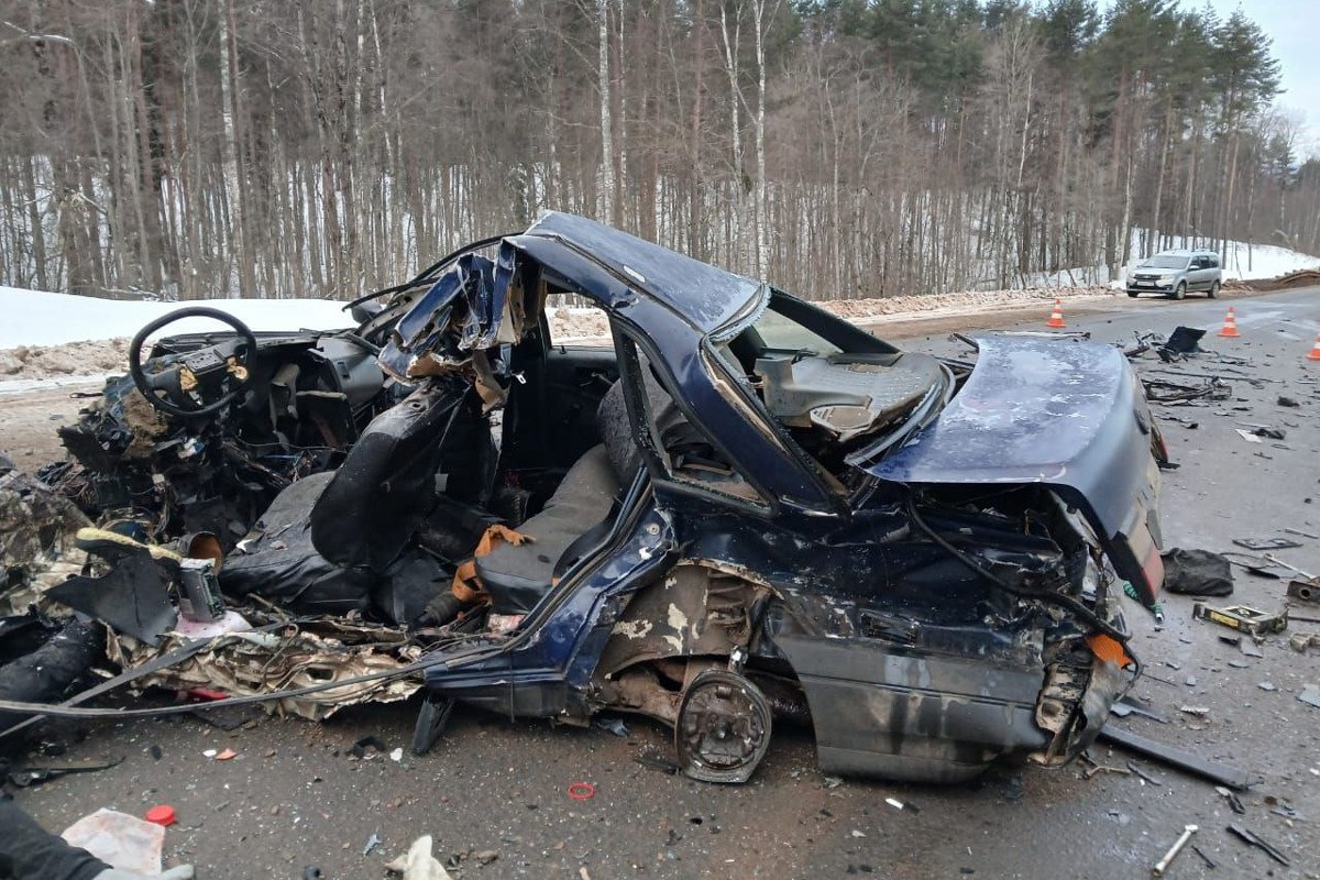 В Вологодской области водитель иномарки погиб в лобовой аварии с грузовиком  Авария произошла сегодня, 27 февраля, в 7:30 на 311 километре автодороги Вологда – Медвежьегорск в Вытегорском районе.  По предварительной информации, водитель автомобиля «Фольксваген Пассат», двигавшийся со стороны Вытегры в направлении Вологды, в зоне действия дорожного знака «Обгон запрещен» выехал на встречную полосу, чтобы обогнать ехавшую впереди автомашину «Шкода Октавия» под управлением 58-летнего мужчины, и врезался в грузовик «Скания»  с полуприцепом-цистерной , за рулем которого находился мужчина 1979 года рождения.  От удара при столкновении «Фольксваген» отбросило на «Шкоду», а «Сканию» отбросило с трассы в кювет, где полуприцеп опрокинулся на бок. От полученных травм водитель «Фольксвагена» скончался на месте происшествия, его личность сейчас устанавливается. Водители «Шкоды» и «Скании» за медицинской помощью не обращались.