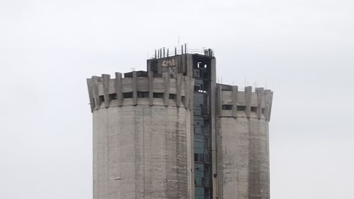 В Самаре 6 й кассационный суд отменил отказ в статусе ОКН Нового элеватора Самарский элеватор сохранил статус объекта культурного наследия Шестой кассационный суд поддержал позицию Всероссийской общественной организации Всероссийское общество охраны памятников истории и культуры Об этом сообщила председатель регионального отделения Нина Казачкова Борьба за статус самарского элеватора ведется с 2021 года когда региональный УГООКН отказал в включении объекта в перечень неприкасаемых ГТРК Самара MAX lВК lОК lСАЙТ