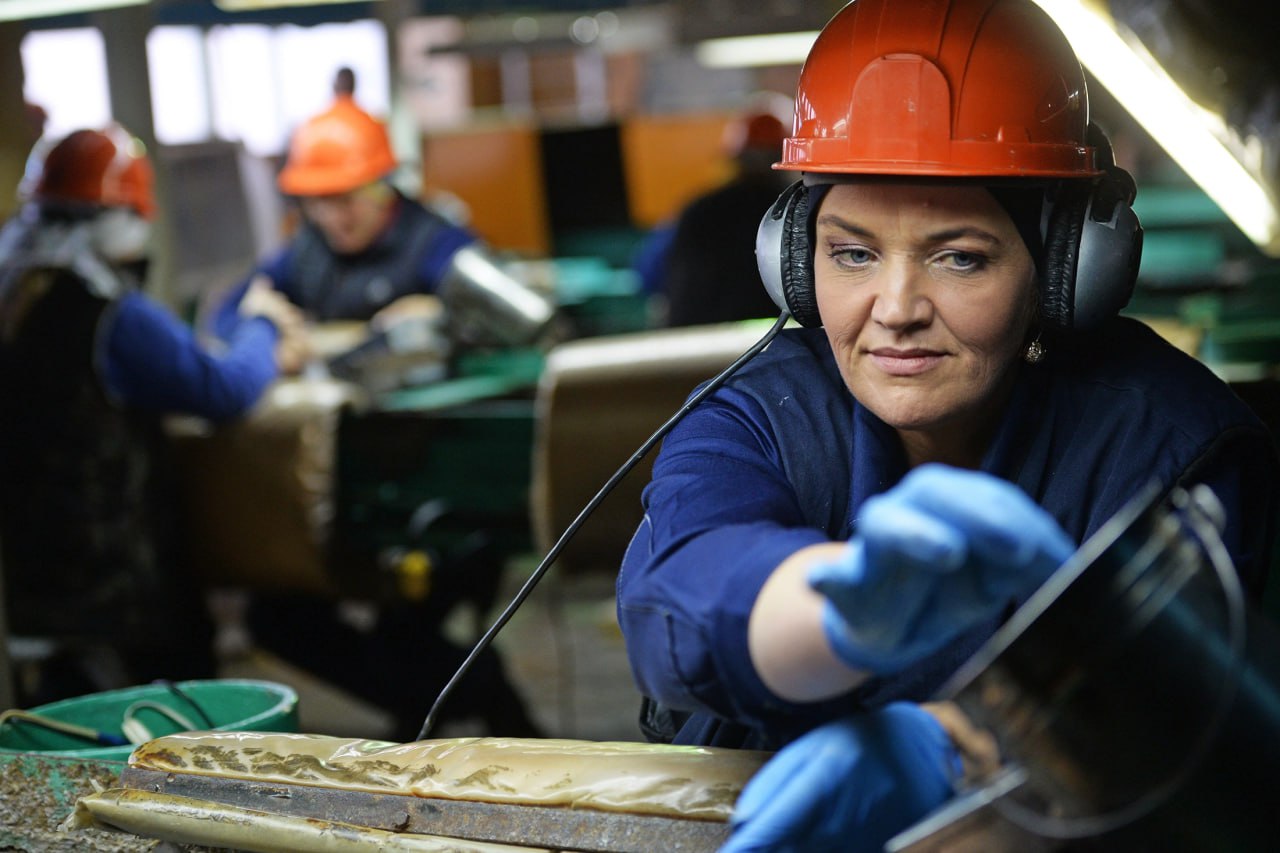 Большинство россиян назвали труд рабочего престижным Опрос ВЦИОМ показал интересный парадокс в нашем отношении к рабочим специальностям С одной стороны 72 россиян семь из десяти считают труд рабочего престижным и социально значимым но с другой лишь 38 участников опроса готовы лично выбрать для себя рабочую профессию Почти вдвое меньше Социологи объясняют это наслоением разных установок в 1970 1980 е годы рабочий путь виделся стабильным и перспективным но в 1990 е закрепился стереотип о тяжелой низкооплачиваемой и бесперспективной работе Эксперты ВЦИОМ полагают что усилия государства и бизнеса по технологизации и популяризации этих специальностей постепенно меняют отношение в сторону большей привлекательности А вы считаете труд рабочего престижным да это уважаемая профессия обществу без нее никуда скорее да но сам а бы не пошел пошла в профессию нет Подписаться на Российскую газету в Читать нас в MAX