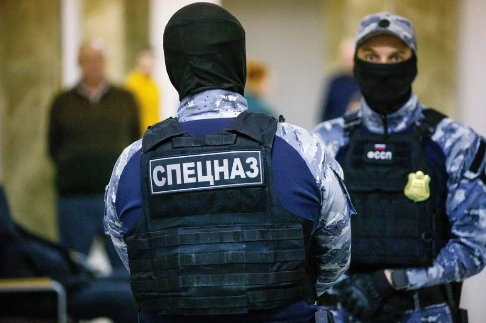 В России задержан рецидивист который 28 лет жил под чужим именем после удачного побега из СИЗО Сотрудники ФСИН России по Карачаево Черкесской Республике задержали осужденного который скрывался от правосудия почти 30 лет В 1998 году преступник оказался в СИЗО 1 города Черкесска Он получил судимости за разбой кражу и незаконный оборот оружия Там с четырьмя другими арестантами он спилил решётку на окне и сбежал Троих задержали в том же году четвёртый погиб в бандитских разборках а наш беглец перебрался в Нижегородскую область сменил имя и спокойно жил там долгие годы Несмотря на примету отсутствие пальца и активные поиски мужчина был обнаружен и задержан сотрудниками ФСИН только сейчас Подписаться на truekpru Читать нас в MAX